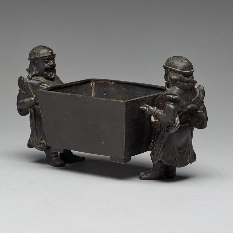 A bronze incense burner carried by two men, Qing dynasty (1644-1912), with Xuande mark.