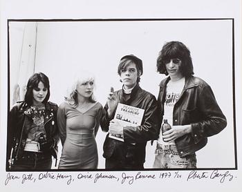 Roberta Bayley · ROBERTA BAYLEY, fotografi, Joan Jett, Deborah Harry, David Johansen och Joey Ramone, 1977. Signerad och numr 2/24.
