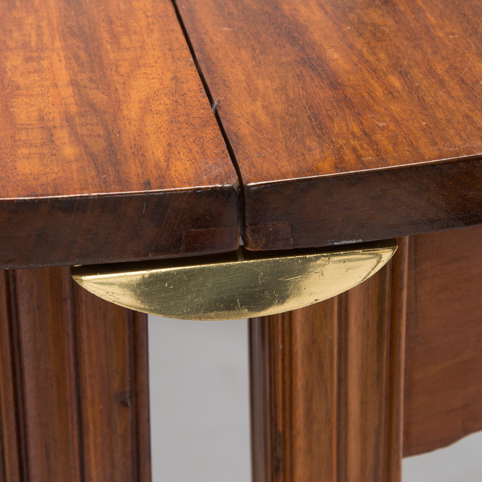 A mahogany dinner table circa 19th century, Georg III.