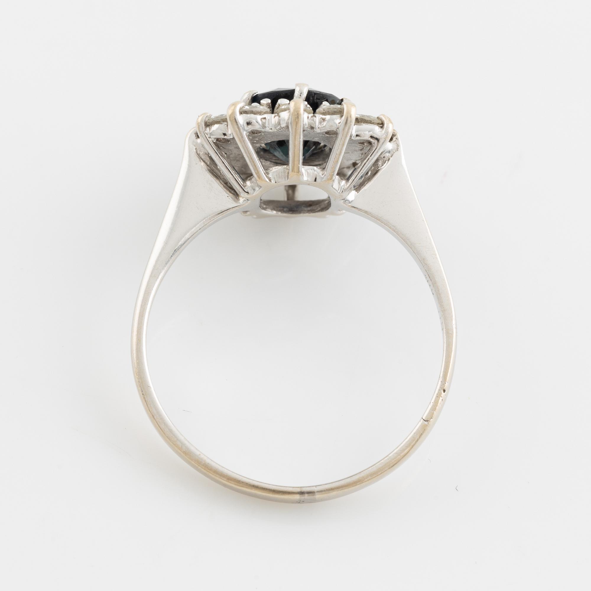 Ring med safir och briljantslipade diamanter.