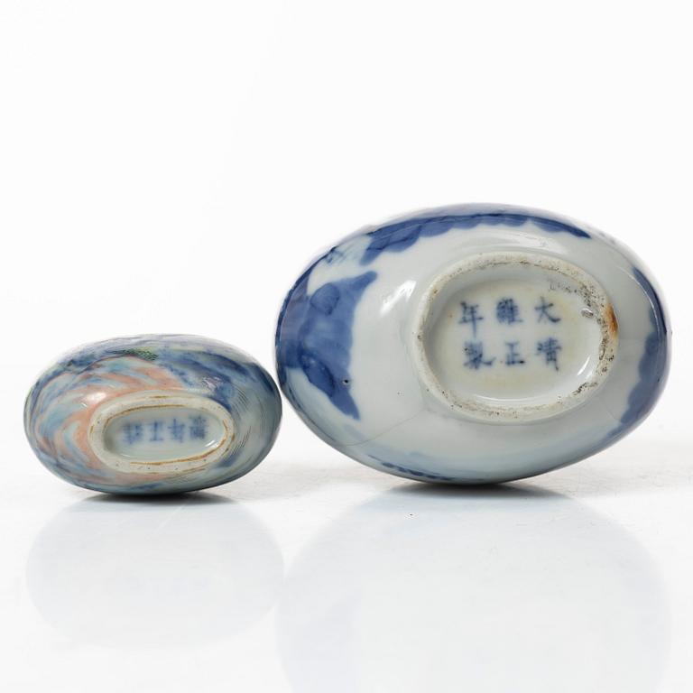 Snusflaskor, två stycken, porslin, Kina, sen Qingdynasti/1900-tal.