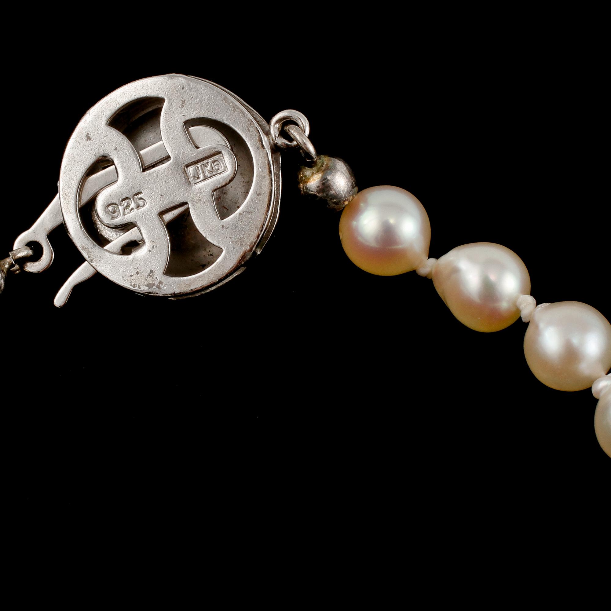 COLLIER, 2 st, odlade pärlor med lås i silver, 1900-talets andra hälft.
