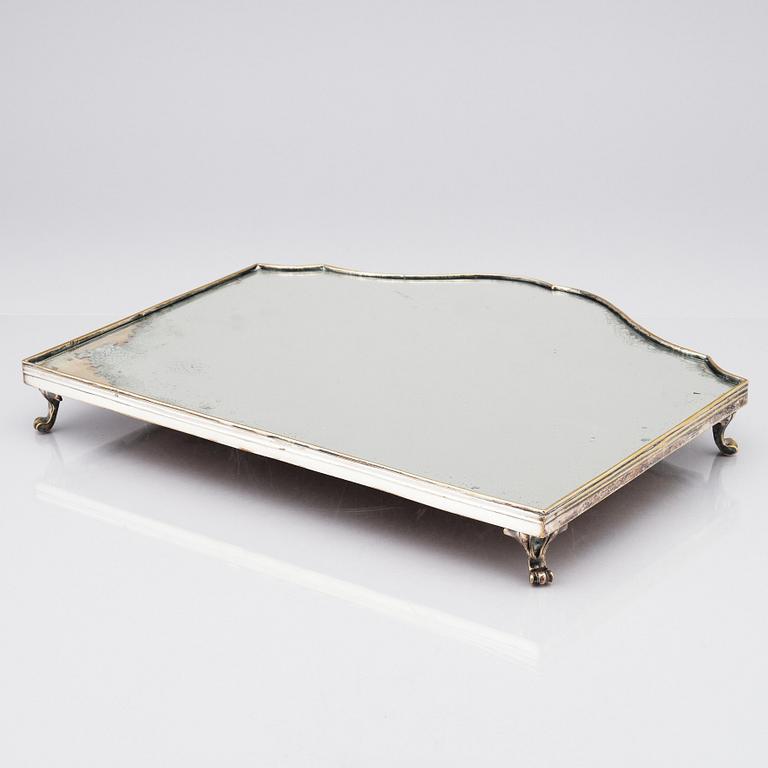 Bordsplateau, tre delar, i argent haché, 1700-tal.