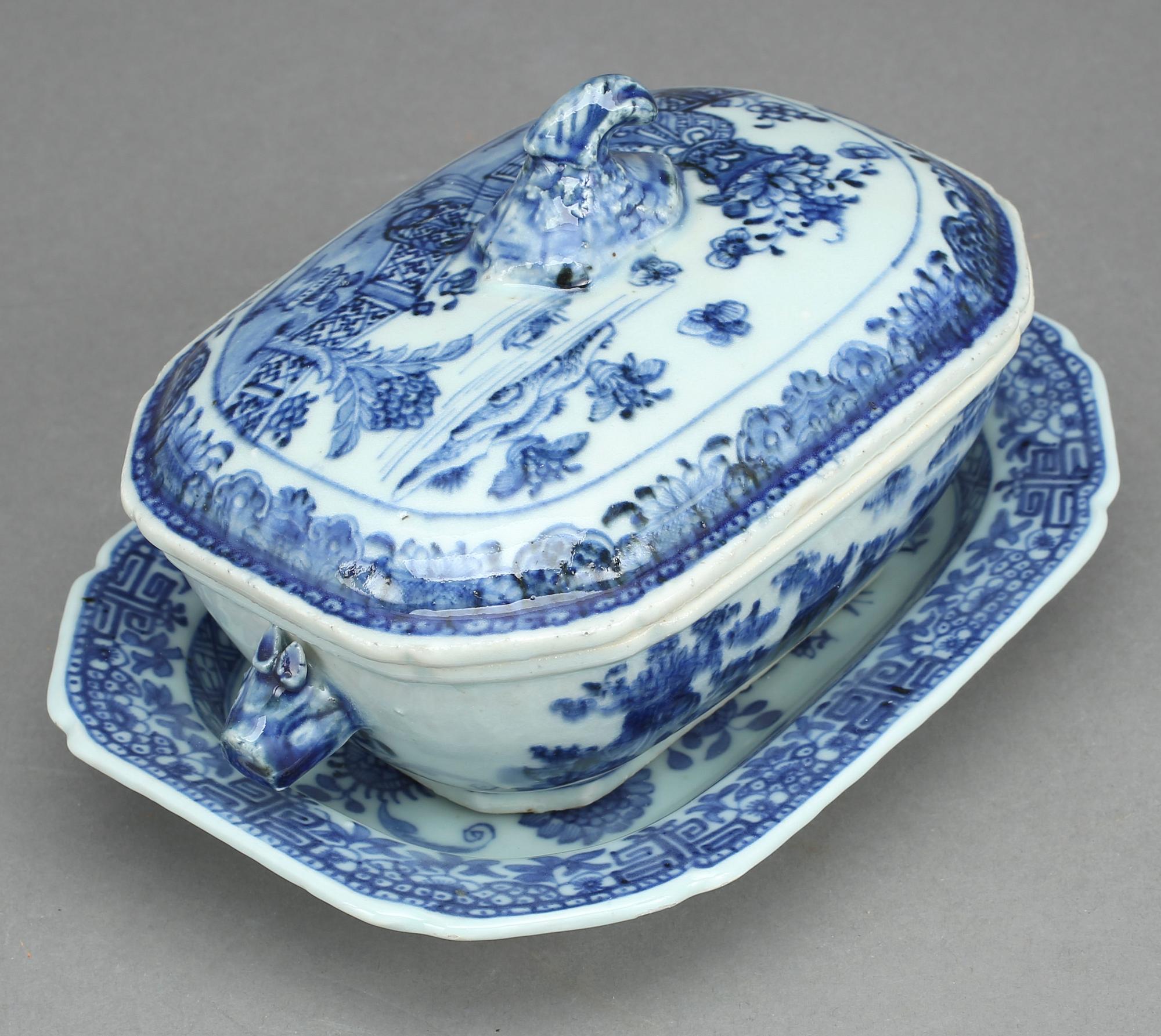 SMÖRTERRIN MED FAT, porslin, Kina, Qingdynastin, Qianlong (1736-1795).