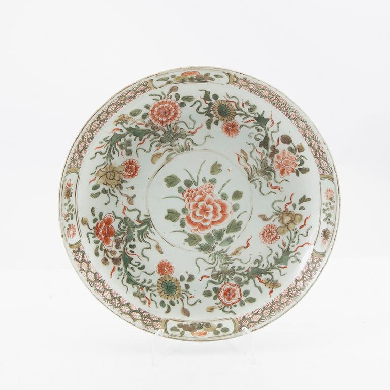 A famille verte dish, Qing dynasty, Kangxi (1662-1722).