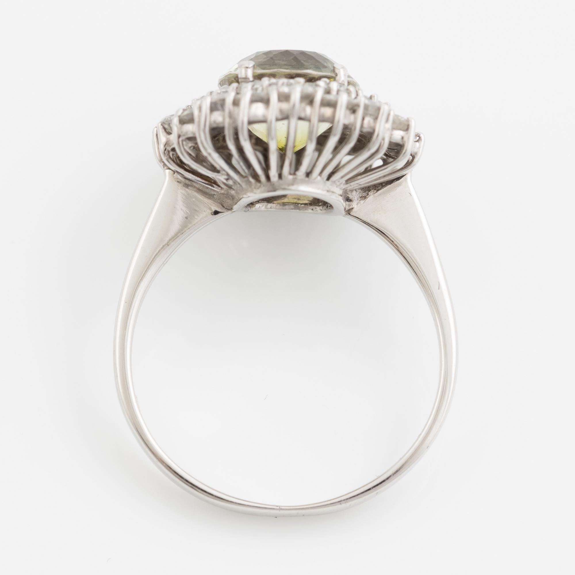 Ring, cocktailring 18K vitguld med ljusgrön turmalin och briljantslipade diamanter.