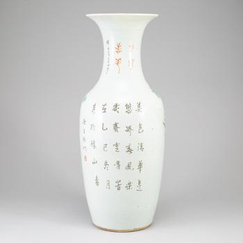 A large famille rose vase, Qing dynasty, late 19th/early 20th century.
