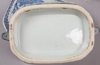 TERRIN samt TALLRIKAR 6 st, porslin, Kina. 1700/1800-tal.