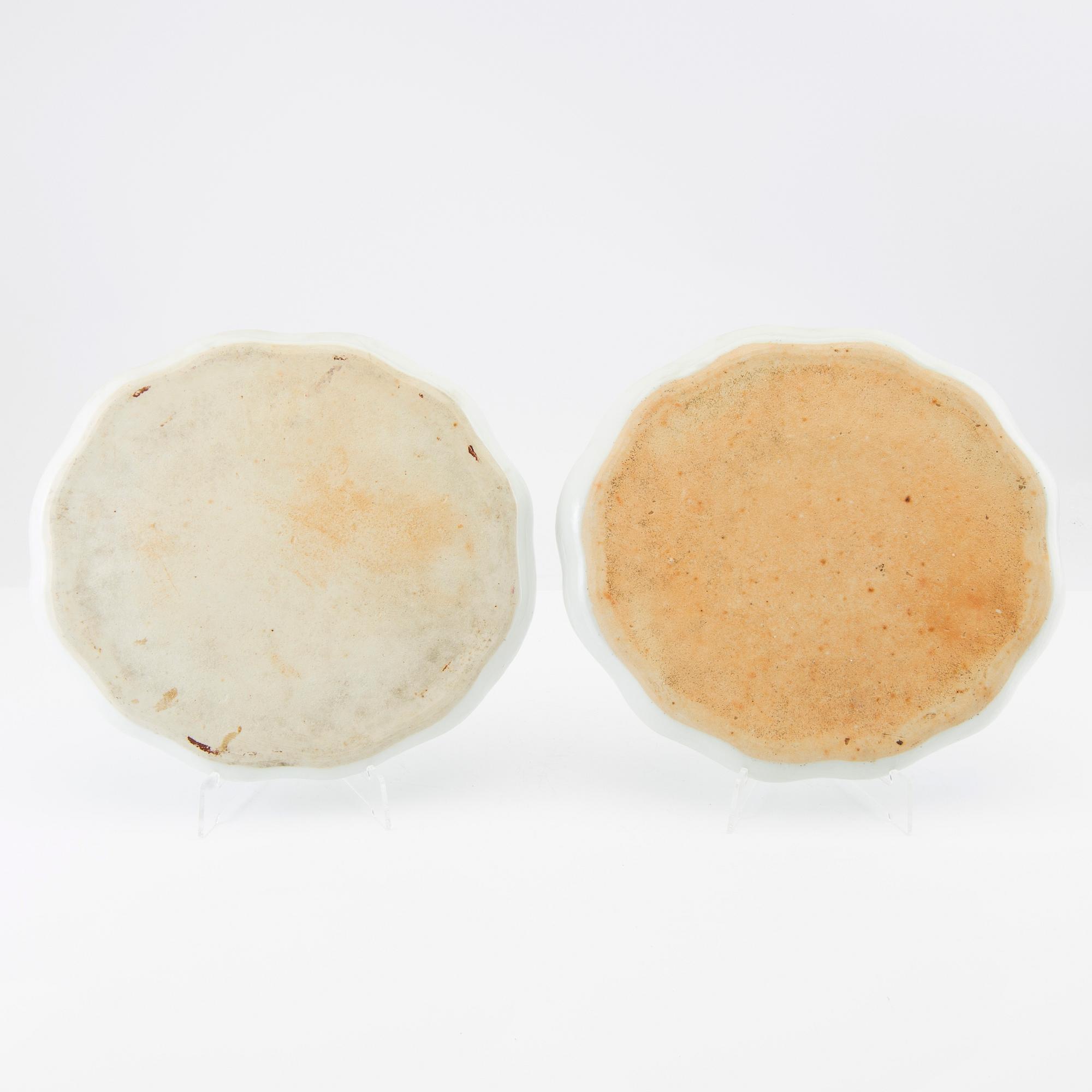 A set with two Chinese porcelain trays, 20th century.