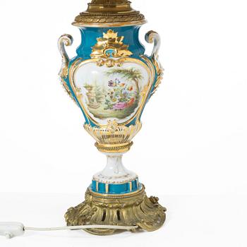 Bordslampa, Sèvres-stil, omkring år 1900.