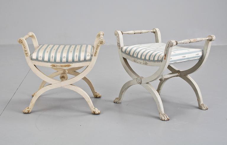 BANKETTER, två stycken snarlika. Sengustavianska 1700-talets slut.