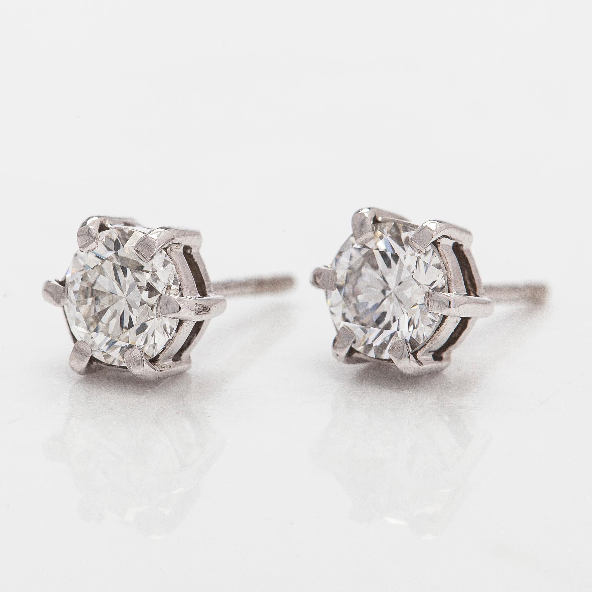 Örhängen, 14K vitguld med briljantslipade diamanter. Medföljande HRD sertifikat.