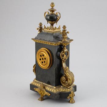 A Louis XVI-style mantel clock from Gustav Becker, ca 1900.