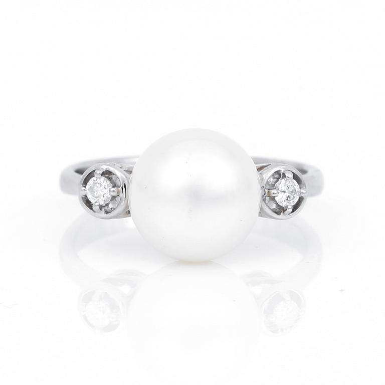 RING, 14K vitguld, med odlade pärla och små briljantslipade diamanter. Vikt ca 3,72 g.