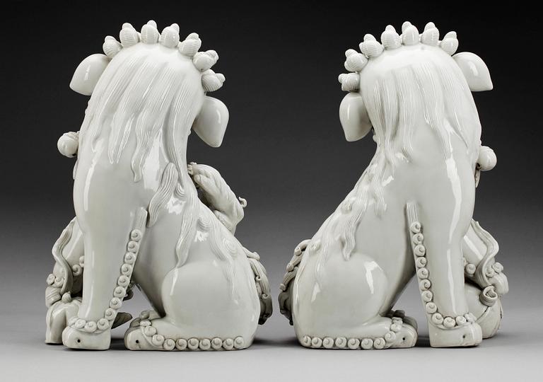 FIGURINER, ett par, blanc de chine. Kina, 1900-tal.