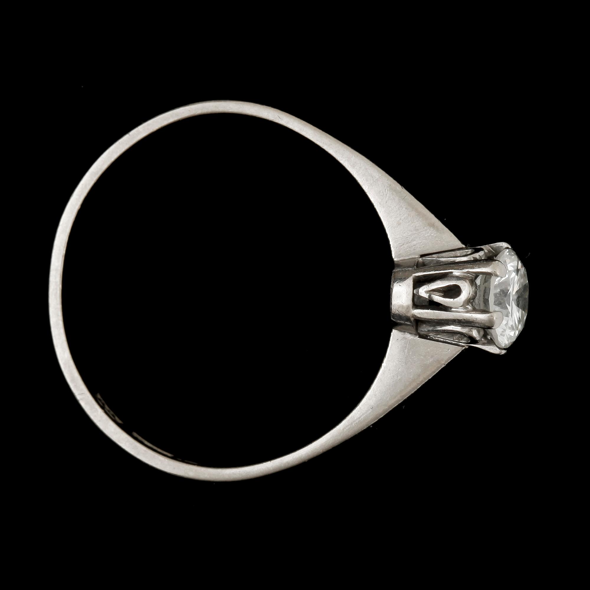 RING, 18 k vitguld med briljantslipad diamant ca 0,53 ct. Vikt ca 2 g.