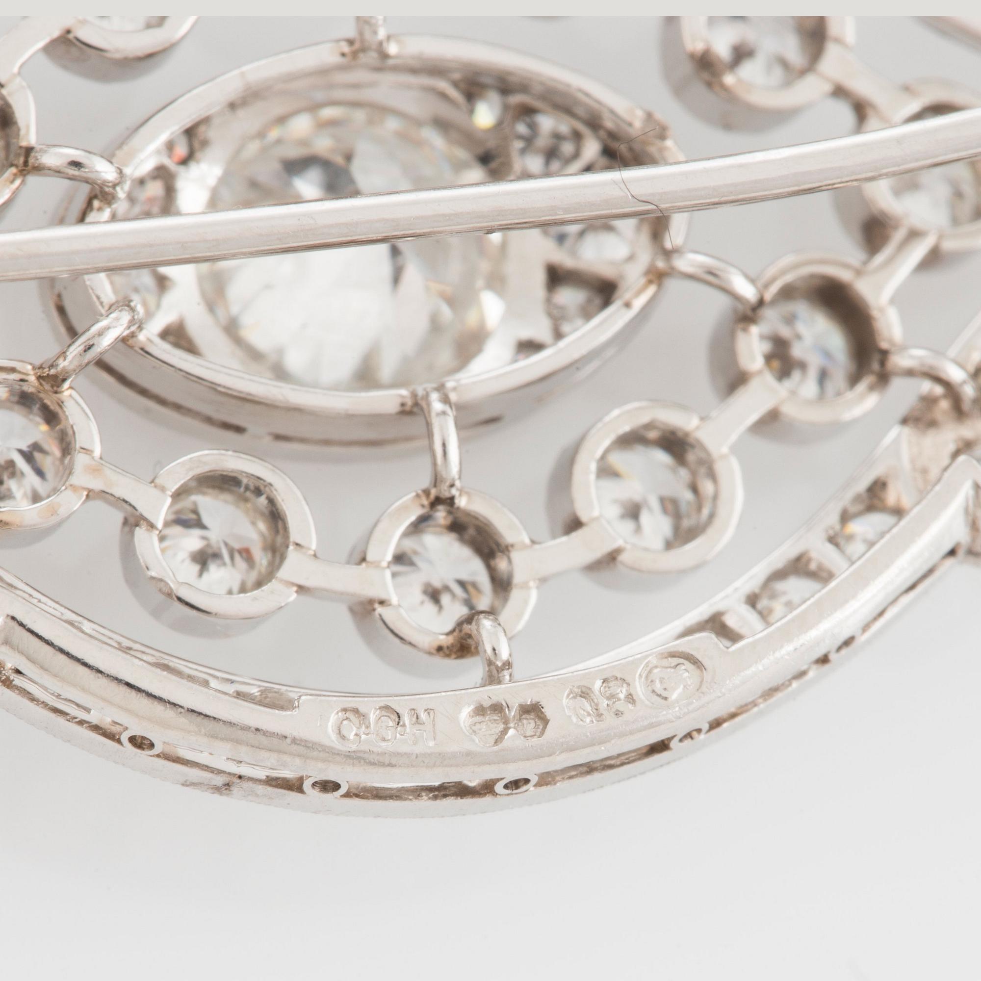 Brosch med gammal- och runda briljantslipade diamanter total vikt ca 2.00 ct.