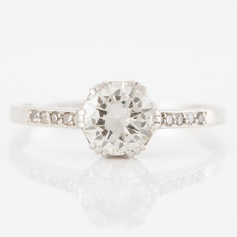 Ring in platinum with brilliant-cut diamond.
