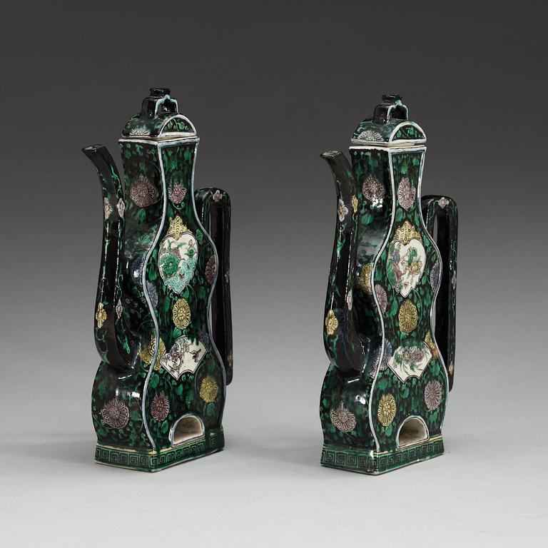 KANNOR med LOCK, ett par, porslin. Qing dynastin, 1700-tal.