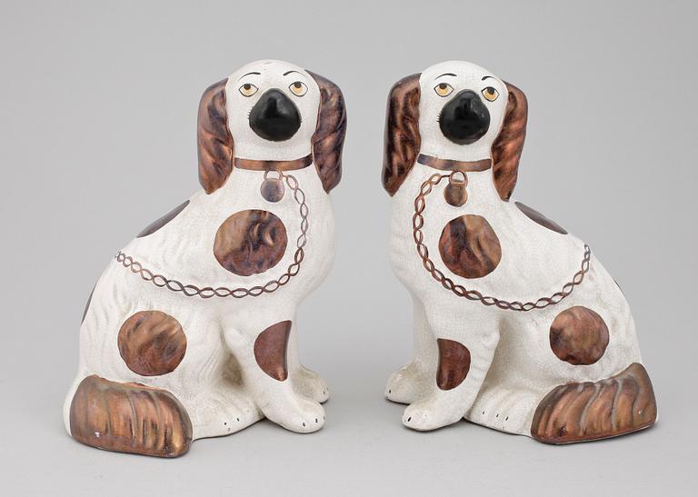 FIGURINER, två par, flintgods. Staffordshiretyp, England, 1900-talets första hälft.