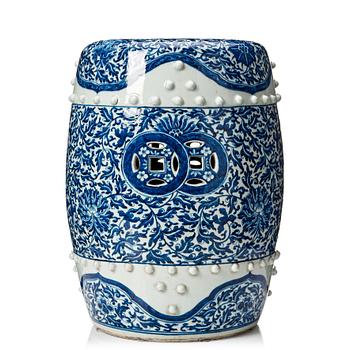 875. A blue and white garden seat, Qing dynasty, 19th Century.