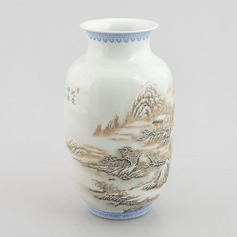 A Chinese porcelain vase, second part of the 20th century.