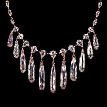 1089. COLLIER, kunziter tot. ca 372 ct. med briljantslipade diamanter.