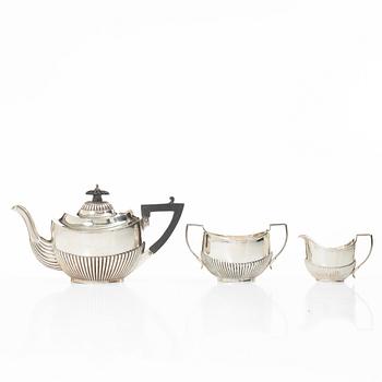A British three piece silver tea set, mark of Williams (Birmingham) Ltd, Birmingham 1902.