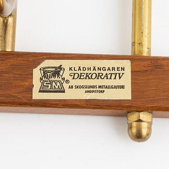 Klädhängare, ett par, "Dekorativ", Skoglunds metallgjuteri, Anderstorp, 1900-talets mitt.