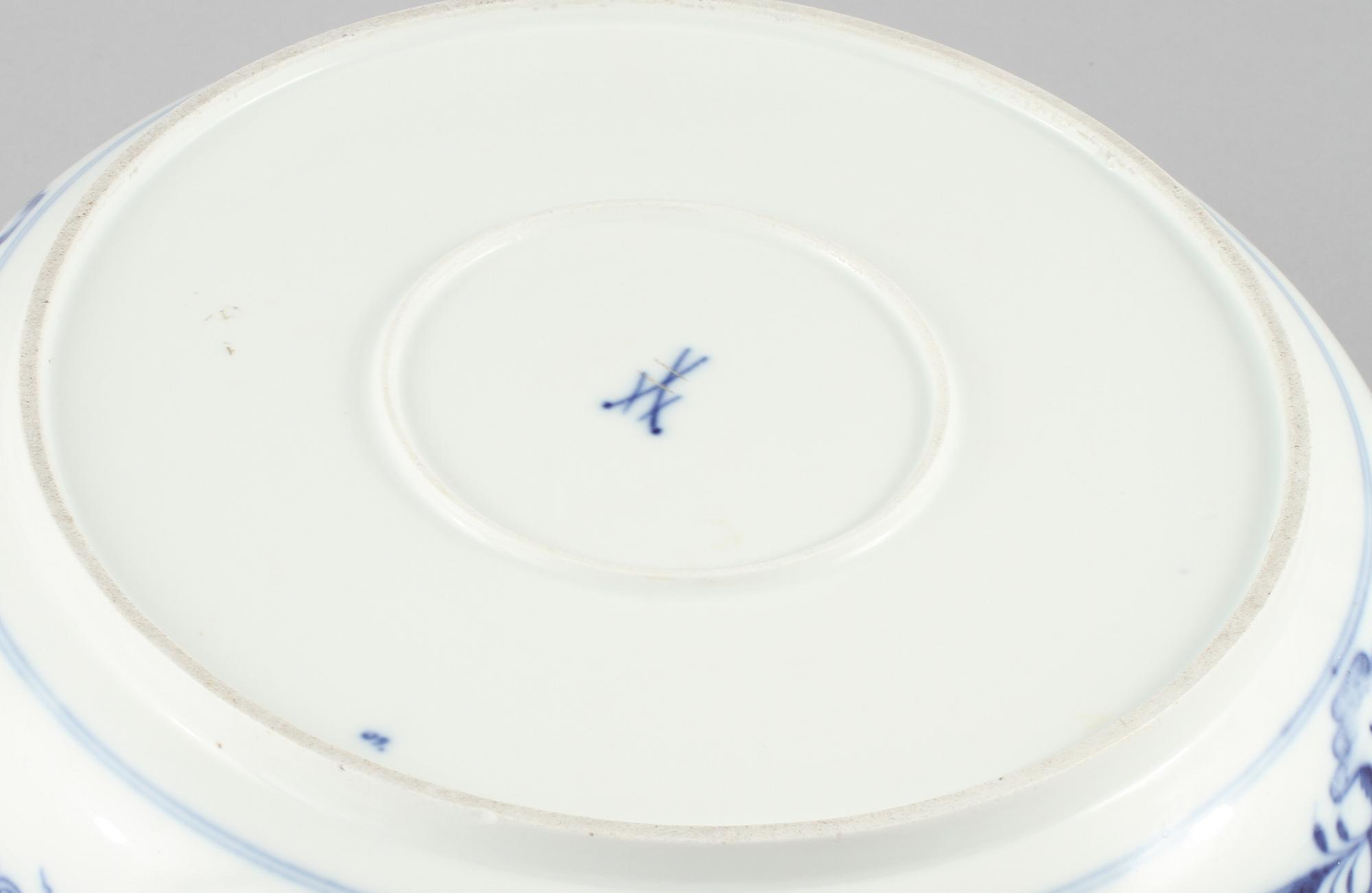 SKÅL MED HÄNKLAR, porslin, "Lökmönstret", Meissen, 1900-talets andra hälft.