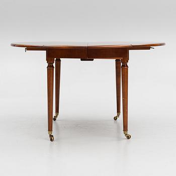 A mahogany veneer dining table, first half of the 20th Century.