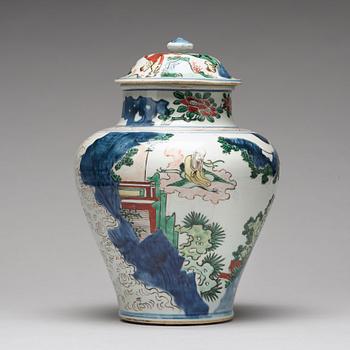 A Transitional wucai baluster vase with cover, 17th Century, Shunzhi (1644-1662).