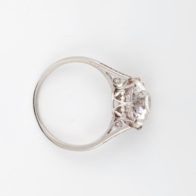 A 4.05 cts brilliant-cut diamond ring.  Quality circa H/VVS2. Flanked by small single-cut diamonds.