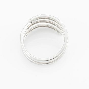 Ring med baguetteslipade diamanter.