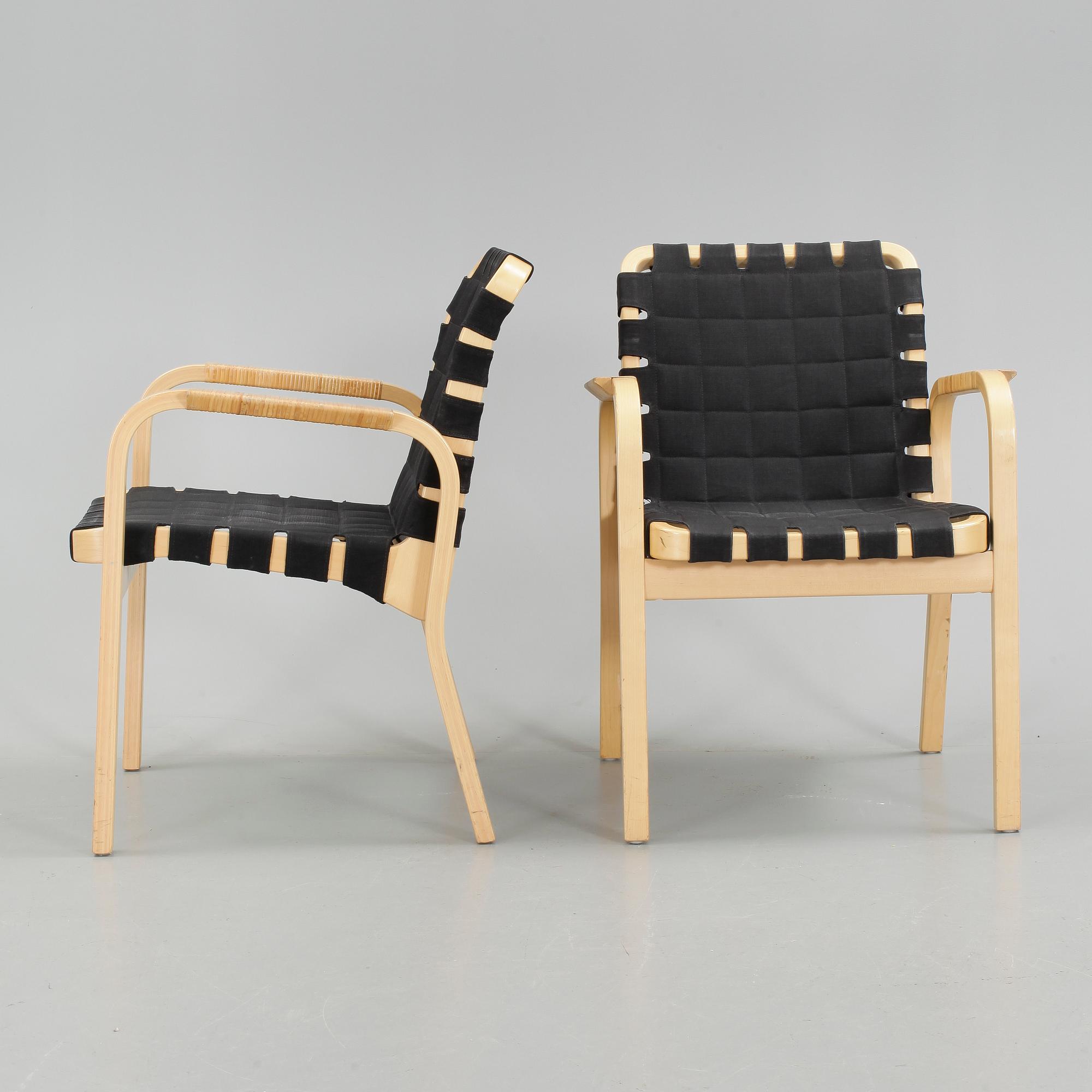 KARMSTOLAR, 2 st, modell 45, Alvar Aalto, Artek. Modellen formgiven 1947.