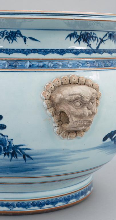 A large blue and white basin, Qing dynasty.