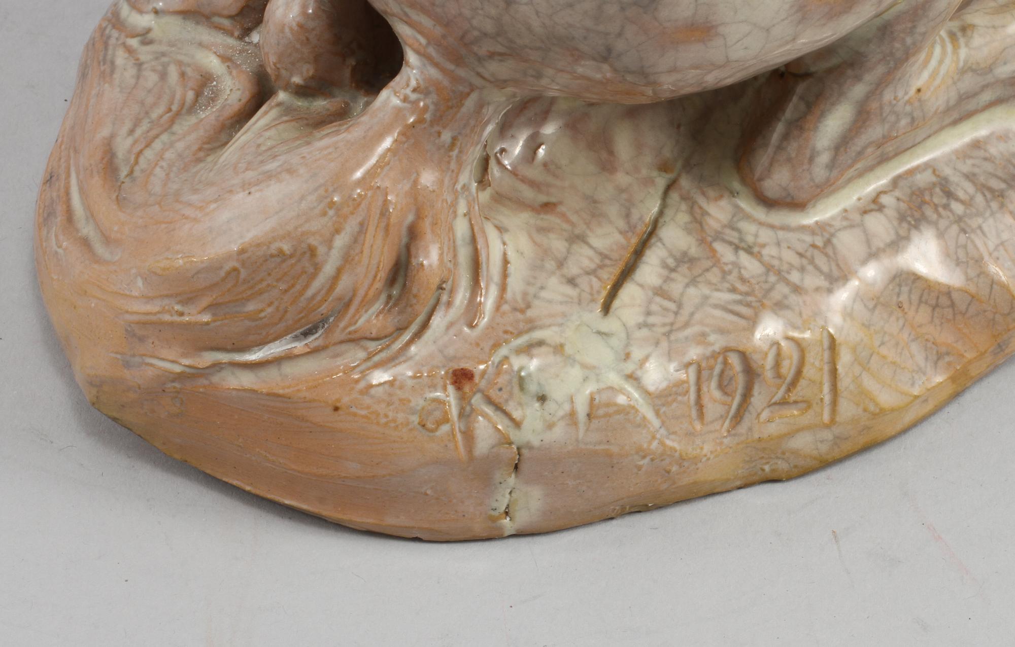 FIGURIN, stengods, signerad KA och och daterad 1921.