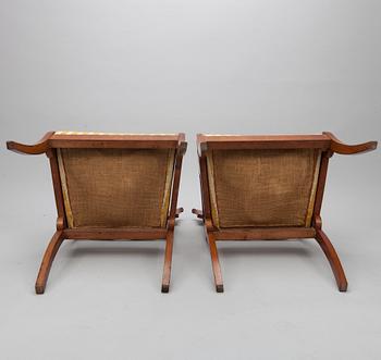 KARMSTOLAR, ett par, biedermeierstil, 1920-tal.