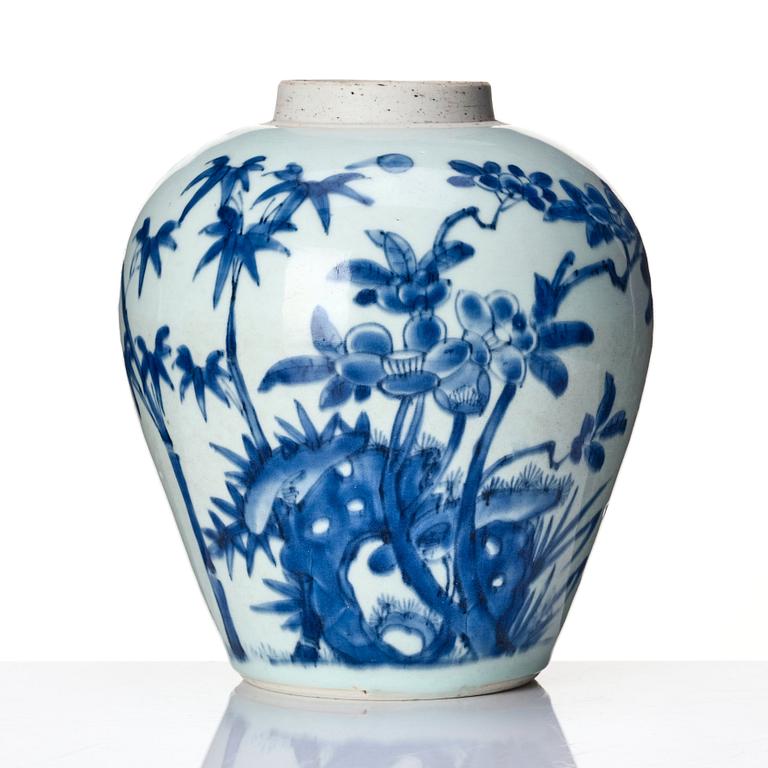 A blue and white Transitional jar, 17th Century.