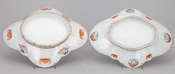 FAT PÅ FOT, 2 st,  porslin, Kina 1900-tal.