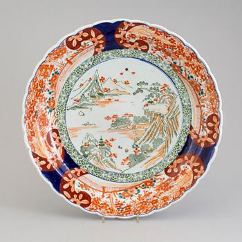 A large Japanese imari dish, Meiji (1868-1912).