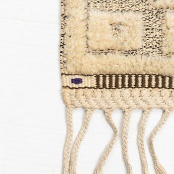 Märta Måås-Fjetterström, matta, "Vita spetsporten", reliefflossa, ca 270 x 164 cm, signerad AB MMF A.C.E. C 1962.