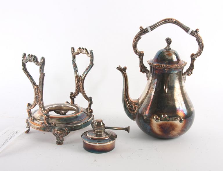 KAFFEKANNA PÅ RECHAUD och SAMOVAR, nysilver/försilvrad metall.
Proveniens: Git Gay.