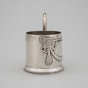 TEGLASHÅLLARE, silver. Oidentifierade stämplar, Moskva 1908-1917. Daterad i gravyren 1917. Vikt ca 197 gram.