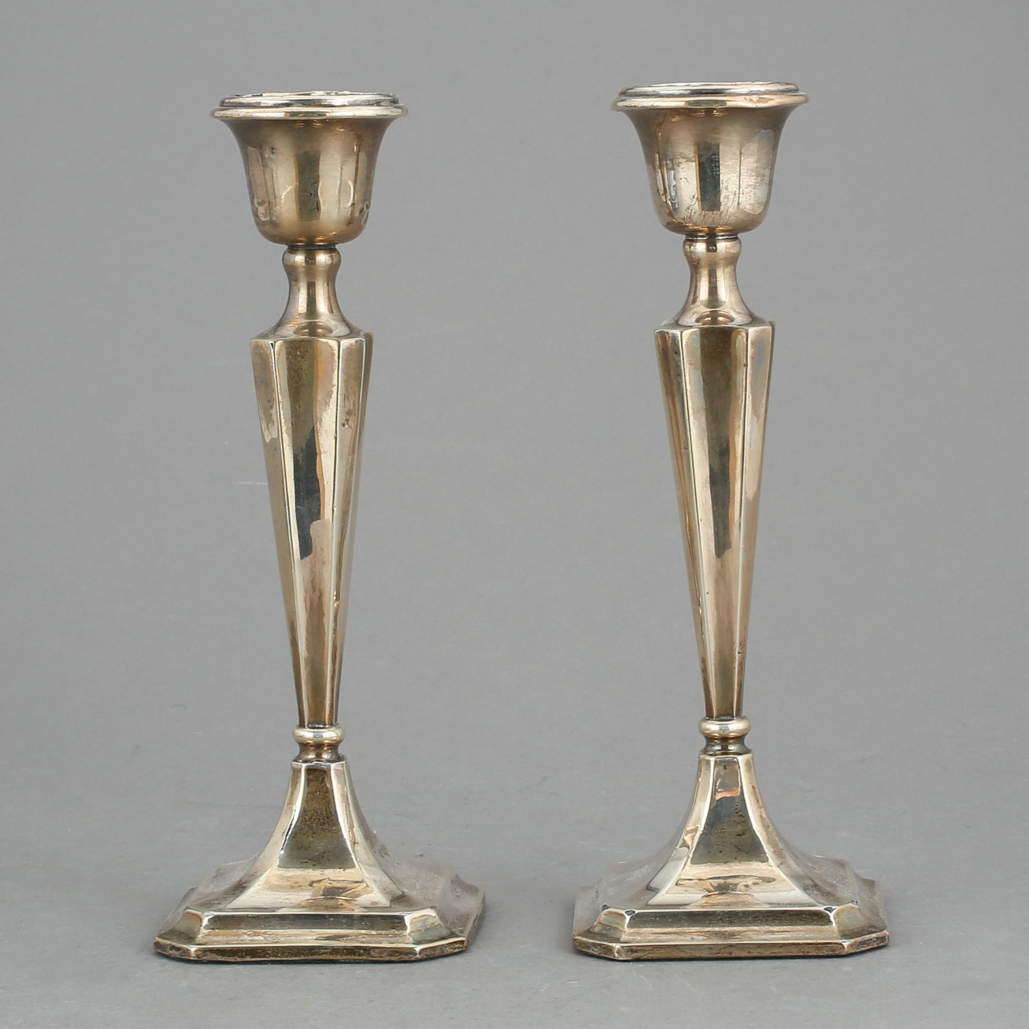 LJUSSTAKAR, ett par, silver, Chester, England, 1914.