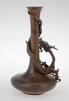 VAS, brons, Japan, Patinerad metall, omkr år 1900.