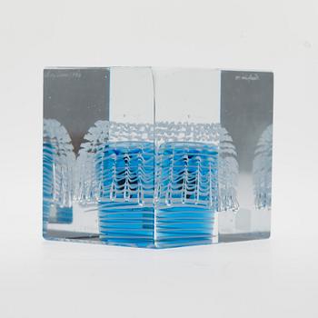 ÅRSKUB, glas, signerad Oiva Toikka, Nuutajärvi 1993, numrerad 589/2000.