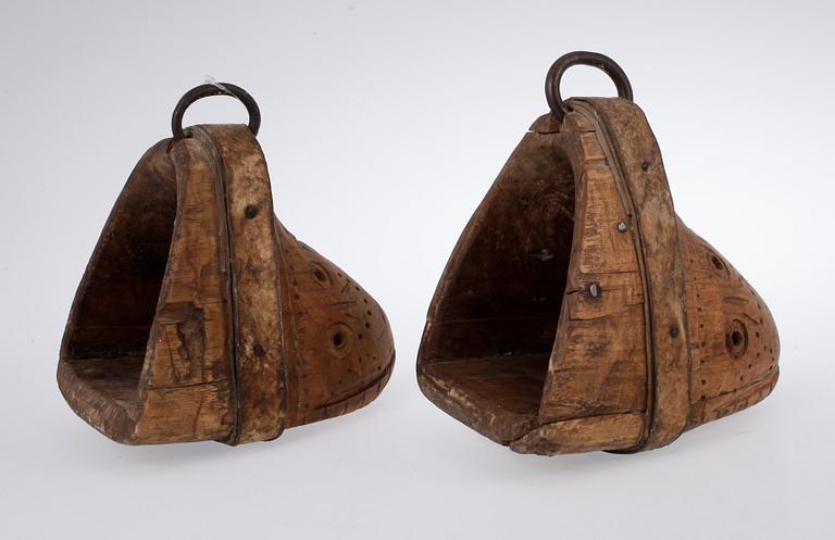 STIGBYGLAR ett par SAMT ett par SPORRAR, trä resp stål, Argentina, tidigt 1900-tal/1900-talets första hälft.