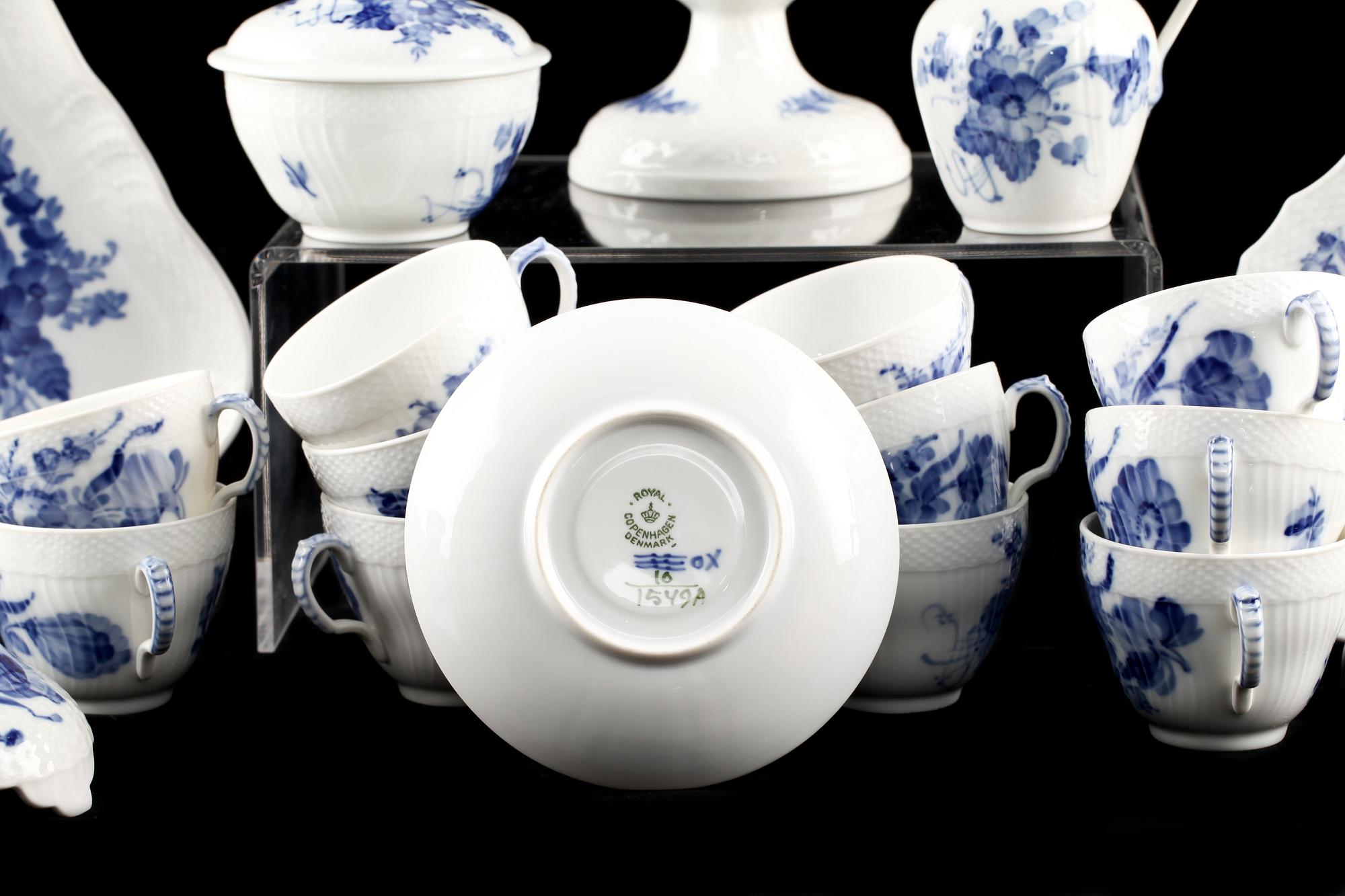KAFFESERVIS, 39 delar, porslin, "Blå blomst", Royal Copenhagen.