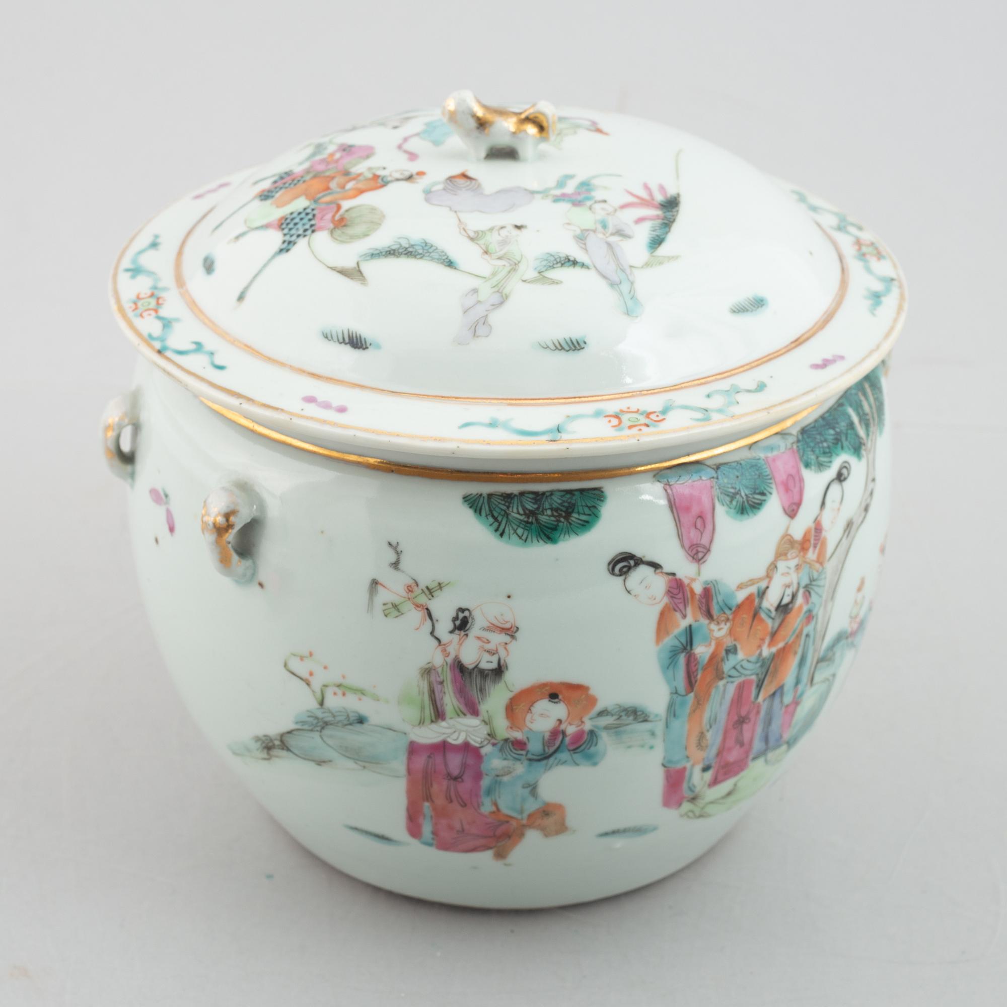 A famille rose tureen with cover, late Qing dynasty.